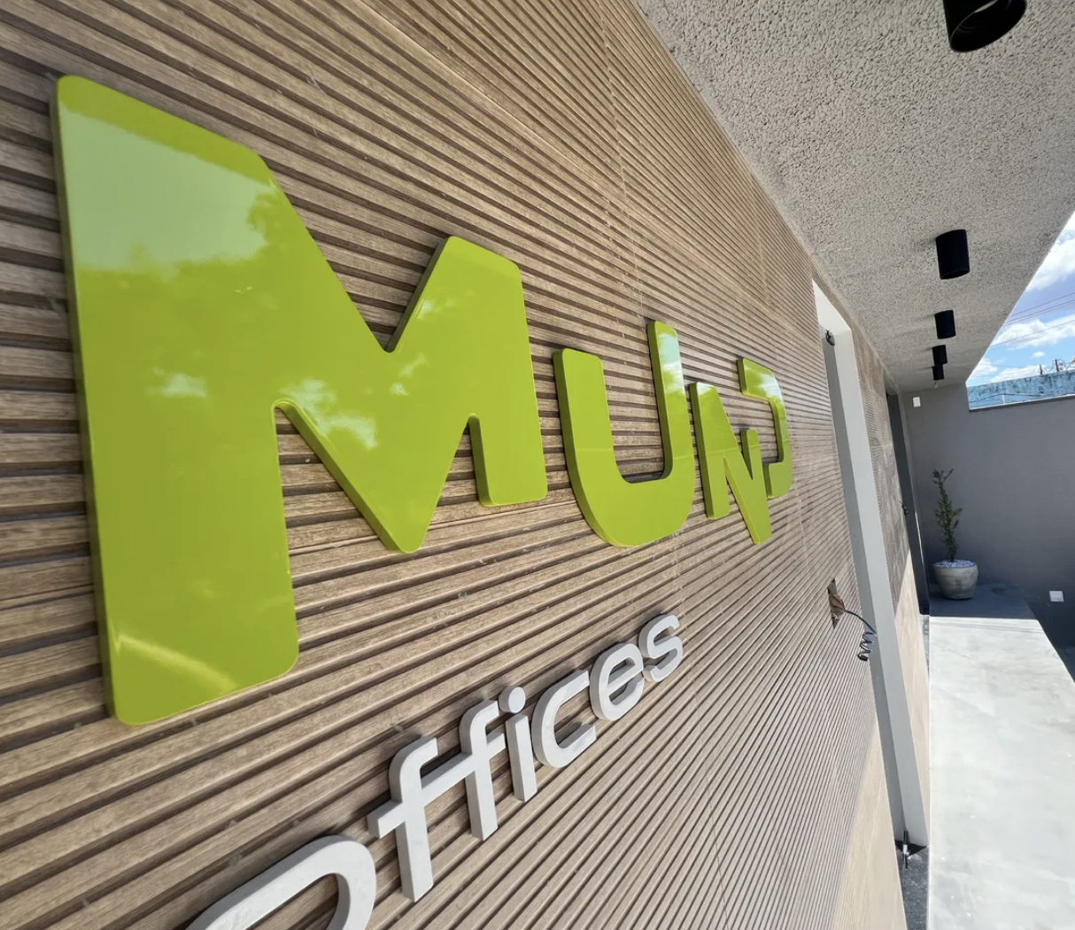 Placa de identificação da Mund Offices